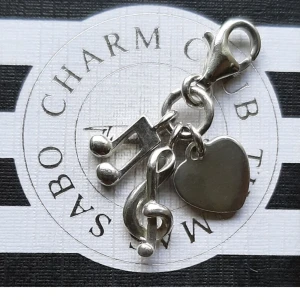 THOMAS SABO/ MUSIK SYMBOLER. - Thomas Sabo berlock, fin musiksymbol i fint begagnat skick.  Ask/påse ingår ej.  Kolla bilder o ställ ev frågor före bud.  Frakt tillkommer. 