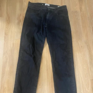 Wrangler Arizona svarta Jeans   - Jättefina wrangler jeans köpta från jeansbolaget för ett par år sedan. De sitter tajt på mig och därför vill jag sälja dem. Perfekt skick.