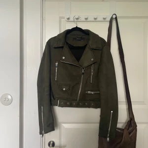 Grön mocha jacka från zara - Jättecool grön mocha jacka från zara med skärp o dragkedjedetaljer. Den är i storlek medium och mycket sparsamt använd, därefter i väldigt bra skick!<3