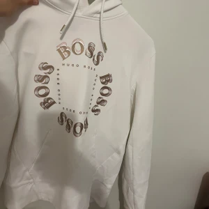 Hugo Boss hoodie - Använd endast en gång. Axelmått: 42 cm. Längd: 62 cm. 