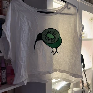 T-shirt - Unik t-shirt från monki. Kort i magen.