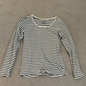 Långärmad tröja  - Säljer denna långärmade tröjan för att den inte har kommit till användning, köpte den secondhand💕