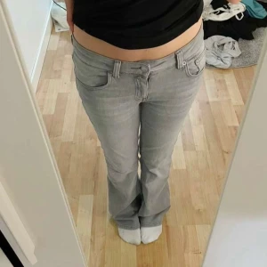 Grå lågmidjade jeans - Jeans från lager i modellen low boot, originalpris 400 kr, sparsamt använda💕 