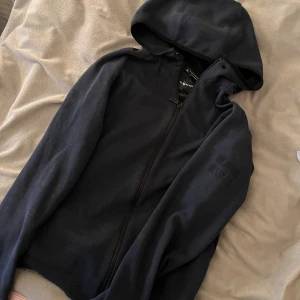 sail racing zip hoodie  - mörkblå sail racing zip hoodie i jätte fint skick, stl S 🤍 