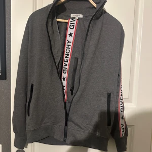 Givency dress - Storlek M men passar som S Pris kan diskuteras. Några funderingar? Kom privat