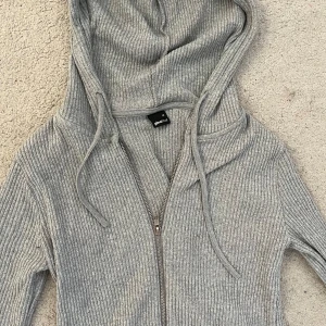 Gina zip up - Säljer denna jätte fina Gina tricot zip up tröjan, köpte för ett tag sen men har aldrig använt för att den inte kommit till användning, köpt för 450kr