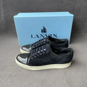 Lanvin skor - Säljer dessa svinsnygga lanvins i den efterfrågade navy färgen. Skorna är i uk 8 och i utmärkt skick. Lite pollen och sånt runtom skon men tvättar såklart innan jag postar. Allt og ingår förutom dustbags. Kvitto följer också med! Nypris cirka 4500 SE