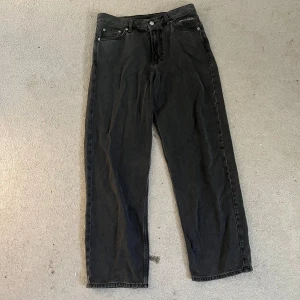 Baggy jeans  - Säljer mina sweet sktbs baggy jeans som knappt är använda, köpt för ett tag sen för 1000kr, 