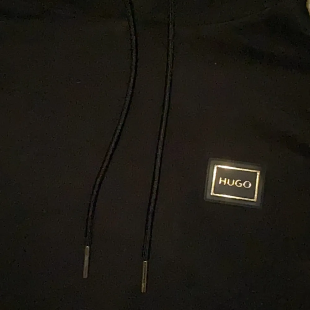  Snygg och stilig HUGO BOSS hoodie i fint skick, 9/10. Plagget har inga som helst skador eller synlig tecken på användning. Köpt för 2100kr på ”Room 1600”. Priset är inte hugget i sten. . Hoodies.