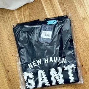 GANT Sweatshirt  - Helt ny Gant Sweatshirt  Stl M  Nytt pris 1000kr  Sälja för 500kr