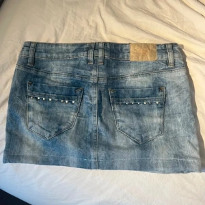 Lågmidjad Jeans kjol - Så snygg jeanskjol, köpt på plick i fint skick! Storlek S/M💗Rakt över midjan är 38,5 cm och längden är 31 cm💗