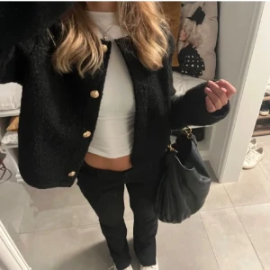 Jacka🖤 - Säljer denna superfina jacka som är en perfekt basic jacka att ha i garderoben!💓 Kom med prisförslag!