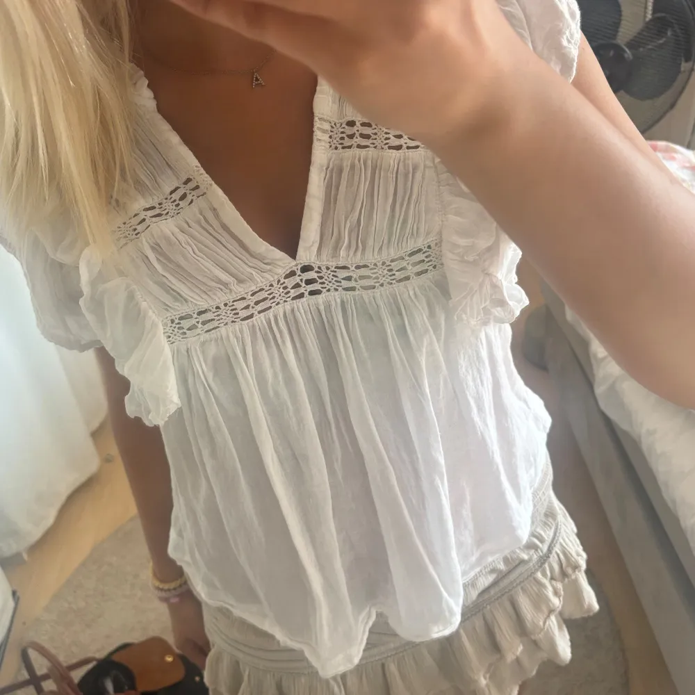 Vit blus ifrån neo noir i super bra skick. Jag köpte den på Åhléns för 599kr. Säljer för 400kr+frakt💖. Blusar.