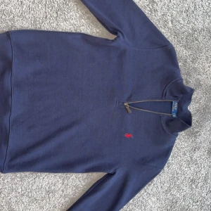 Ralph Laurent halv zip - Här säljer jag min Ralph Laurent, jag säljer den på grund att jag tycker inte om halv zip.priset kan diskuteras 