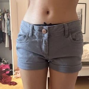 lowrise lågmidjade y2k gråa shorts - lågmidjade shorts, passar dig som är xs/s💖 aldrig använt förutom provning