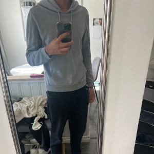 Grå Hoodie  - Jag säljer min gråa hoodie från asos för att jag inte använder den längre
