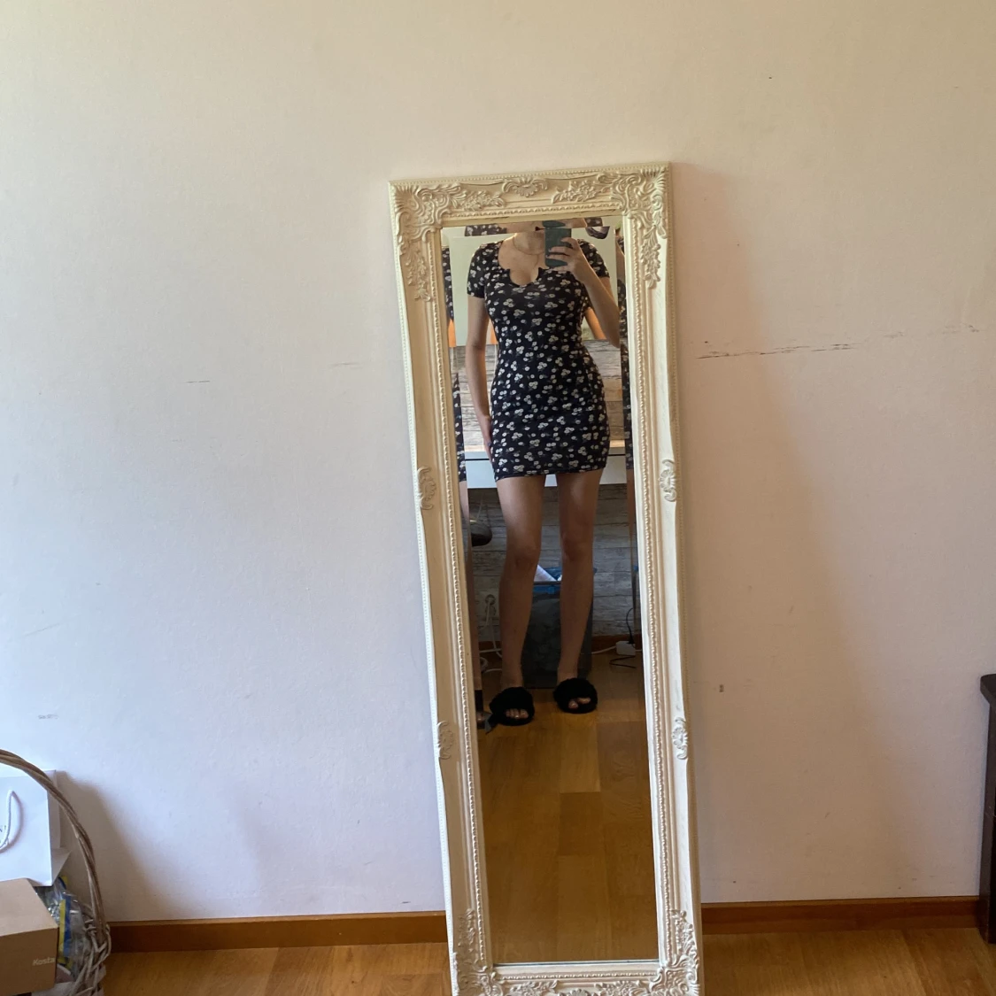 Kort klänning med blomdetaljer