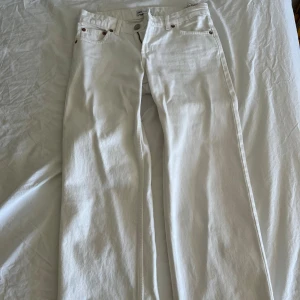 Vita lågmidjade jeans - Vita lågmidjade raka jeans från zara i storlek 36 men passar även 34. Aldrig använda och i nyskick, äggvit färg på jeansen och fina nu till sommaren