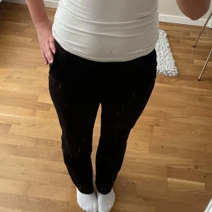 Medelmidjade kostymbyxor  - Svarta medelmidjade kostymbyxor från Vero Moda. Säljer de för att de inte har kommit till användning!💗💗