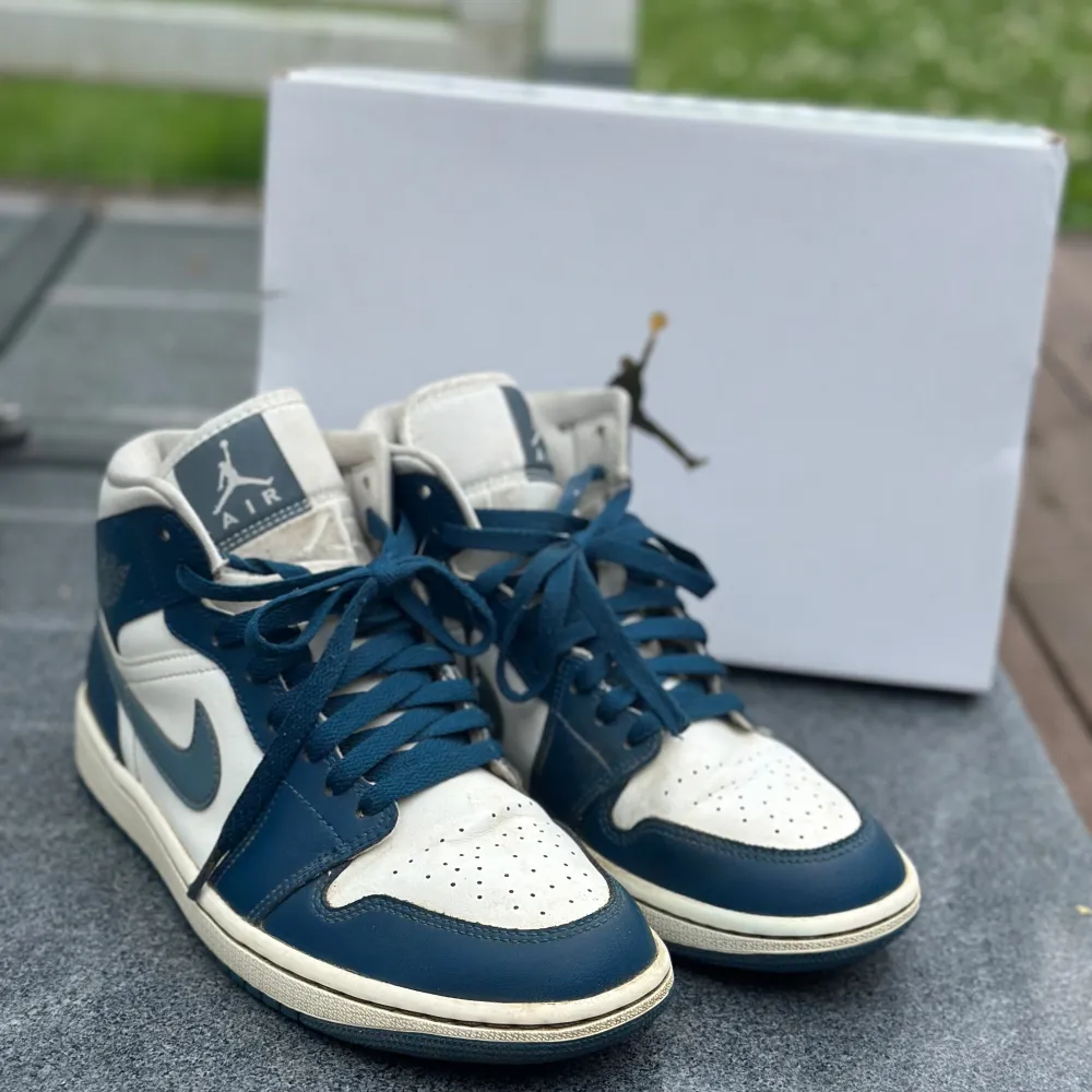 Säljer nu mina jordans så de tyvärr inte längre kommer till användning, köpta förra sommaren och är i gott skick! Storlek: 39. Nypris: 2500kr, mitt pris: 1500kr. Skor.