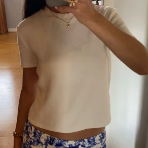 Vit kortärmad stickad tröja  - En vit kortärmad stickad tröja i storlek S från Zara. Använd ett fåtal gånger och är i mycket bra skick utan några skavanker. 