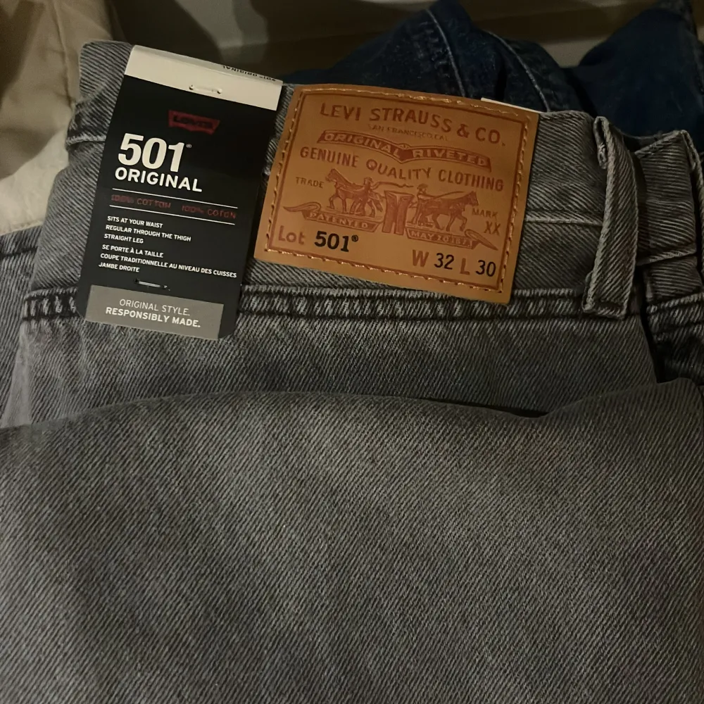 Fick i julas aldrig använda och har glömt att lämmna tillbaka. Så plagett har aldrig används och är i perfekt skick. Storlek 32 w 30 L Nypris 1099 . Jeans & Byxor.