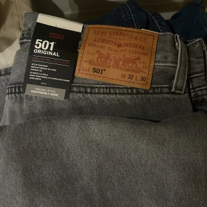 Levis 501 - Fick i julas aldrig använda och har glömt att lämmna tillbaka. Så plagett har aldrig används och är i perfekt skick. Storlek 32 w 30 L Nypris 1099 