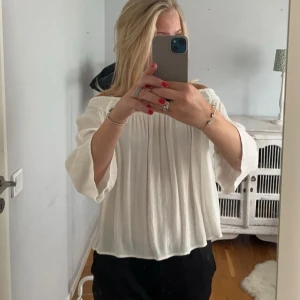 Offshoulder blus  - Offshoulder blus från Gina! Storlek 36, sparsamt använd 
