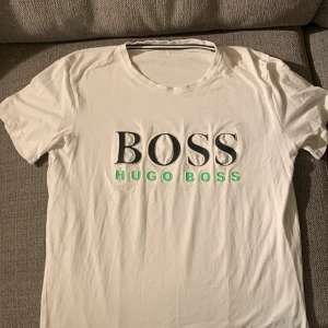Boss tröja - Vit boss tröja, storlek M,- plus frakt