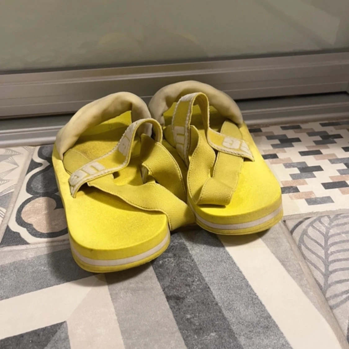 Gula ugg sandaler  - 91