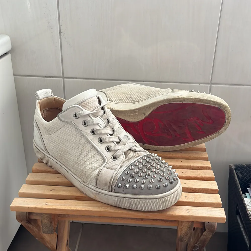 Christian Louboutin skor till schysst pris. Skick:9/10 vid tvättning Storlek: 41 fits. Box o dustbag ingår!. Skor.