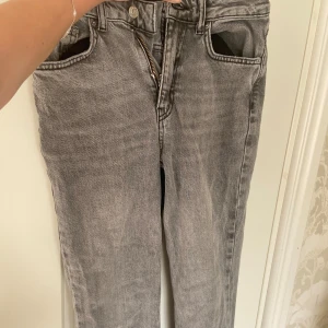 Utsvängda jeans  - Ganska lågmidjade, bra skick! 