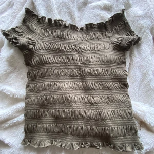 Topp  - Jätte snygg off shoulder topp. Är i väldigt bra skick Säljer pågrund av att den inte kommer till användning 