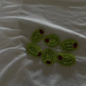 Handgjord oliv-pärlad topp - Topp som är djup i ryggen med oliver på, pärlade. Skriv för mer info eller fler bilder❤️