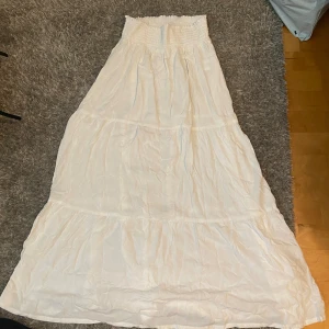 Vit maxi kjol  - Helt ny jätte söt kjol 