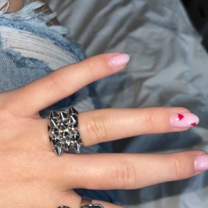 Edblad Ring - Superfin och trendig ring ifrån edblad, jag säljer den då jag själv har tröttnat och vill ge vidare köpt för 399kr. Se skicket på bilder💕 Hör gärna av er och ge prisförslag 