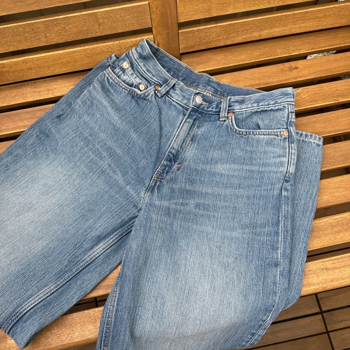 Weekday Rail Mid Loose Jeans i färgen ”Trove blå” storlek W26 L32 - 1