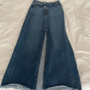 Jeanskjol - Säljer min jeanskjol från Lindex. Jag är 160cm och på mig är den gränsfall för lång vilket är därför säljer jag den. Kjolen har slits fram samt fickor bak, knäppningen och gylfen ska gå lite snett, det är alltså så modellen är! Skriv för fler bilder🩵