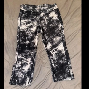 Trekvart träningstights  - Använda 2-3 gånger.  Bra skick! Inga skador eller skavanker.