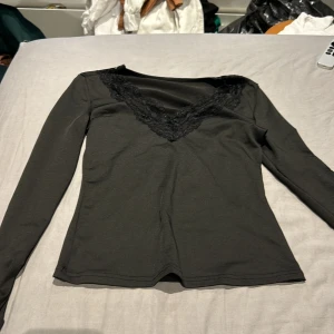 Tunn långärmad tröja  - En tunn långärmad tröja jätte skönt material spets i v-ringen storlek xs  Står inget märke 