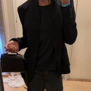 Svart kappa - ALDRIG använd Superrrr fin Stockholmstil kappa  Kostymjacka Köpt från Italien🤍 Pris kan diskuteras  Köp för 800kr