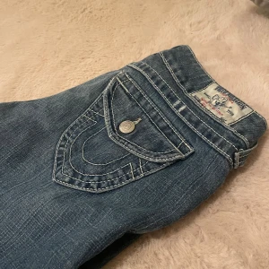 True religion jeans boot cut  - Sälje mina true religion jeans då dem ibte passar mig dem är g-rise/ low waist o är jätte fina inga fläckar eller likande 🤍 tveka inte på att skriva vid frågor 💕