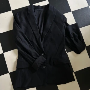 Kavaj från Acne strl xs/34 - Kavaj från Acne strl xs/34 i fint skick Lite tunnare tyg å tunna axelvaddar  Svart