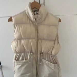 Pufferväst - Storlek 146 men passar även fuxen i storlek xs,s. En knapp har lossnat (se bild) någon enstaka liten fläck finns men knappt synligt. 