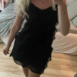 Volang klänning  - Volangklänning ifrån Gina Tricot i storlek 158/164 men är som en Xs💕den är endast använd 2 gånger och därför i fint skick. Nypris 399kr. Det går bra att trycka på ”köp nu”, hör av dig vid funderingar!