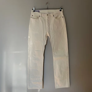 Acne jeans - Acne studios jeans Size 31x34 Cond 7/10 Det ända slitna på jeansen är märken efter där bältet suttit.