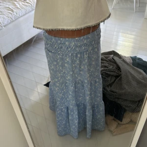 Fin långkjol💗 - Jätte fin långkjol, använd fåtals gånger💗 Köpt på Gina Young men tror att den inte säljs längre💗 Det är bsra att kontakt mig om ni har några frågor💗