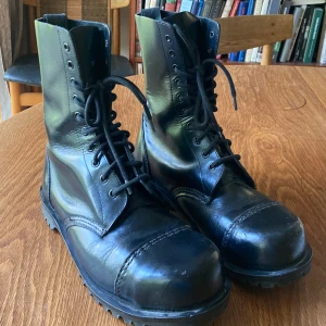 Dr Martens kängor - Dr Martens ”Getta Grip” kängor i svart läder. Passar storlek 39-40. Stålhätta 10-håls. Tillverkade under 90-talet, originalen görs inte längre. Inköpta second hand för 2500 kr men är tyvärr för små för mig. I gott skick