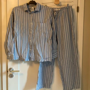 Blå randig pyjamas - Blått randigt pyjamasset i storlek S. 100% bomull. Aldrig använt 