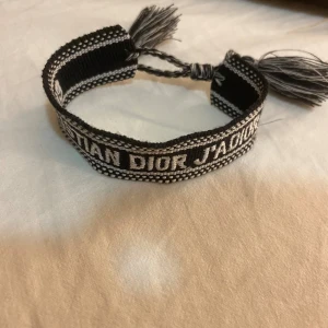 Christian dior jadior  - Helt nytt armband skick 10/10. Finns inte så mycket att säga om denna . Den är helt ny och aldrig använt.